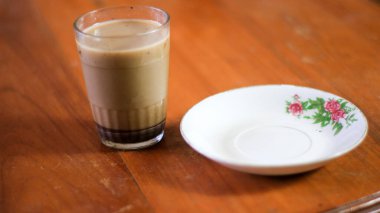 Kahvaltı ve atıştırmalık menü. Ananas reçelli tereyağlı bisküvi ve bir bardak çikolatalı süt. Tereyağlı kurabiye ve bir bardak çikolata, tatlı kekler. Tarifler, makaleler, kataloglar için mükemmel.