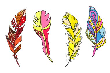 İzole beyaz tüyler. Zentangle tasarım. El yalıtım arka plan üzerinde renkli tüyler soyut desenler ile çekilmiş. Yetişkinler için manevi rahatlama için tasarım