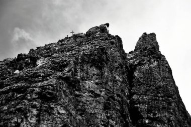 Güney Tyrol 'daki dağın siyah beyaz fotoğrafı.