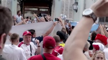 Arjantinli futbol taraftarları bayrakları ile Moskova şehirde dans.