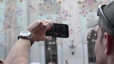 Bir adam Moscow city center adlı Arjantinli futbol hayranları video alıyor.