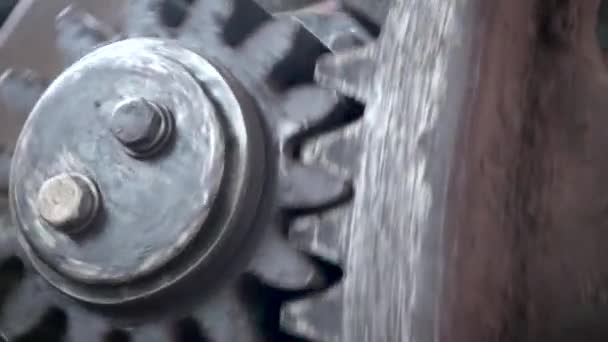Getriebe einer großen Maschine drehen sich schnell. — Stockvideo