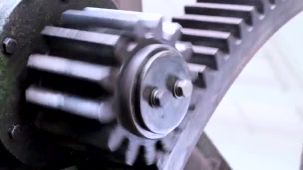 大きな機械の歯車が高速回転しています。. — ストック動画