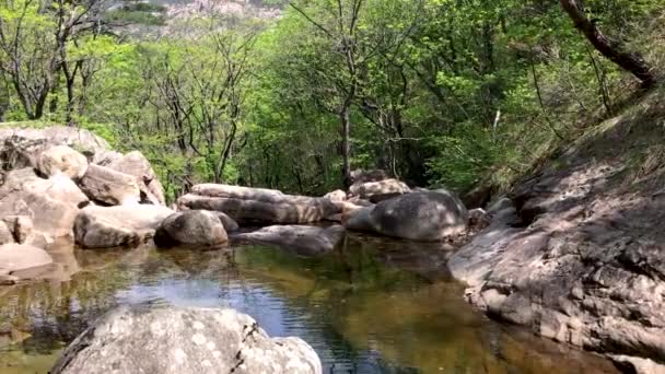 Nézd, egy hegyi tó a Seoraksan Nemzeti Park — Stock videók