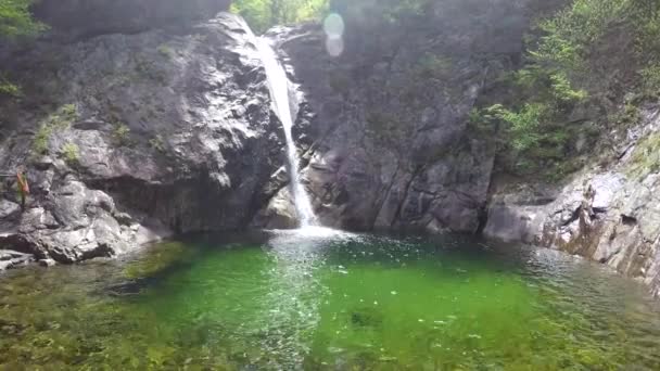 Blick auf einen Bergsee und einen kleinen Wasserfall im Seoraksan Nationalpark — Stockvideo