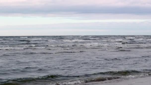 Imágenes de alta definición del mar y el cielo al atardecer . — Vídeo de stock