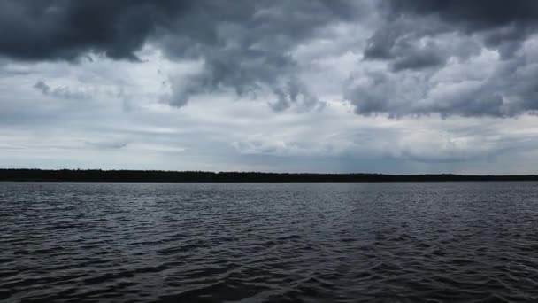 Images haute définition de la mer et du ciel avec des nuages dramatiques . — Video