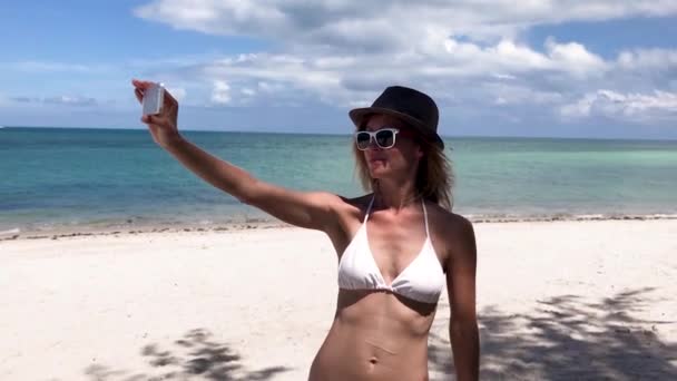 Młoda Kobieta Stojąc Plaży Patrząc Kamery Smartfona Biorąc Selfie — Wideo stockowe