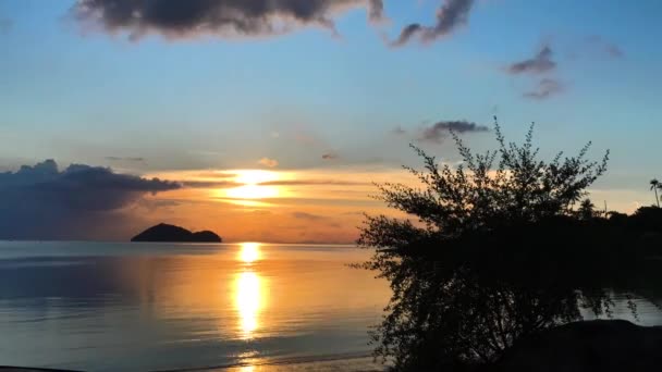 Hızlandırılmış Görüntüleri Tropik Sahilde Güzel Gün Batımı — Stok video