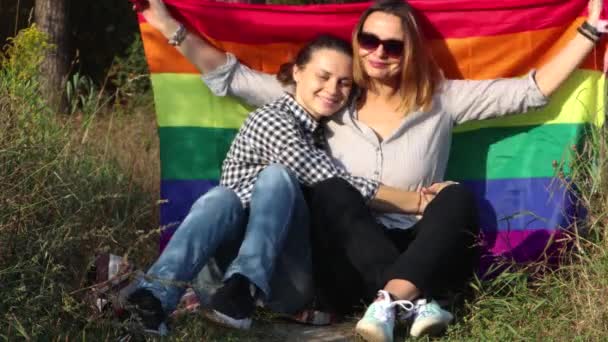 Dos Mujeres Jóvenes Están Sentadas Sobre Fondo Bandera Del Arco — Vídeos de Stock