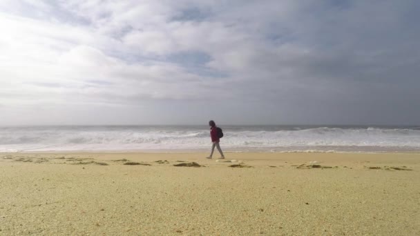 Молодая Женщина Идет Океанскому Северному Пляжу Назаре Португалия Женщина Путешественница — стоковое видео