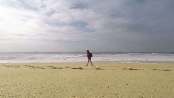 Mladá Žena Chůze Ocean North Beach Nazare Portugalsku Žena Cestovatel — Stock video