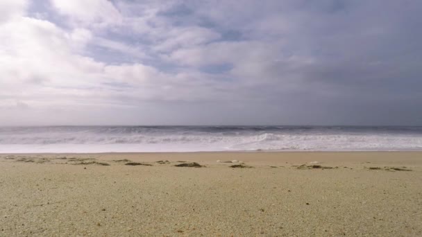 Ωκεάνεια Τοπίο Κύματα Στον Ατλαντικό Ωκεανό Βόρεια Παραλία Ναζαρέ Πορτογαλία — Αρχείο Βίντεο