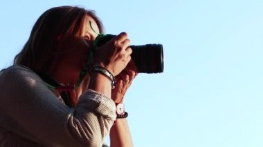 4 k görüntüleri. Mavi gökyüzü arka plan üzerinde bir fotoğrafta kadın-fotoğrafçı portresi.