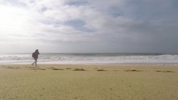 Egy Fiatal Sétál Óceán North Beach Nazare Portugália Utas Egy — Stock videók