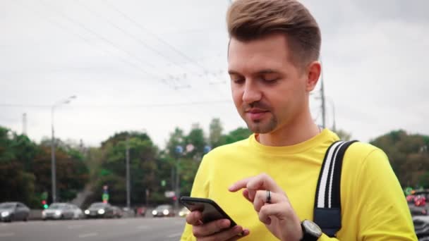 Un giovane uomo che usa lo smartphone . — Video Stock