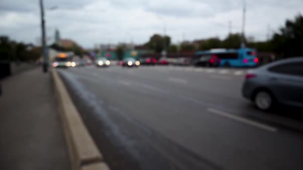Filmato sfocato della strada con le auto che passano . — Video Stock