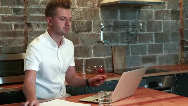 젊은 남자는 컴퓨터에 가정에서 작동. — 비디오