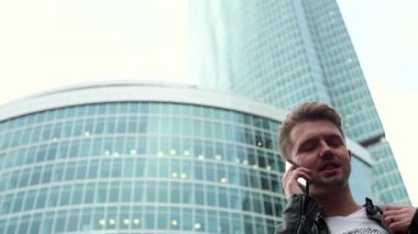 İş Merkezi yakınında sokakta onun smartphone kullanarak yakışıklı genç.