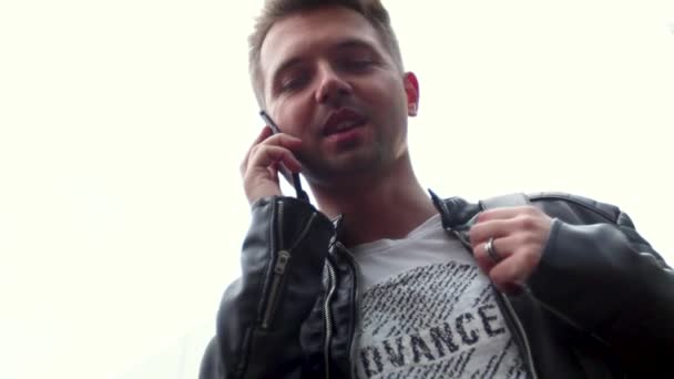 Όμορφος Νεαρός Άνδρας Στέκεται Στο Δρόμο Και Μιλάμε Για Smartphone — Αρχείο Βίντεο