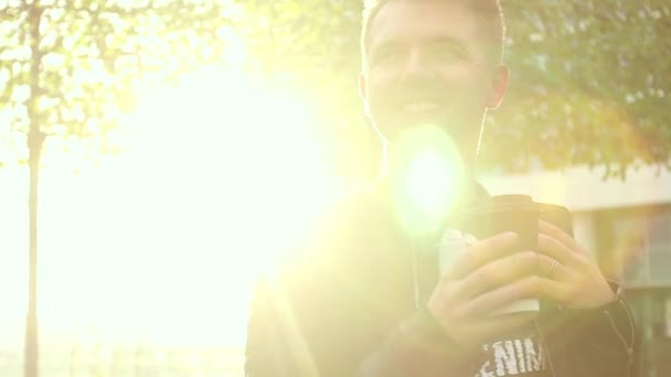 Красивый Молодой Человек Стоящий Улице Оглядывающийся Улыбающийся Вспышка Солнца Светит — стоковое видео