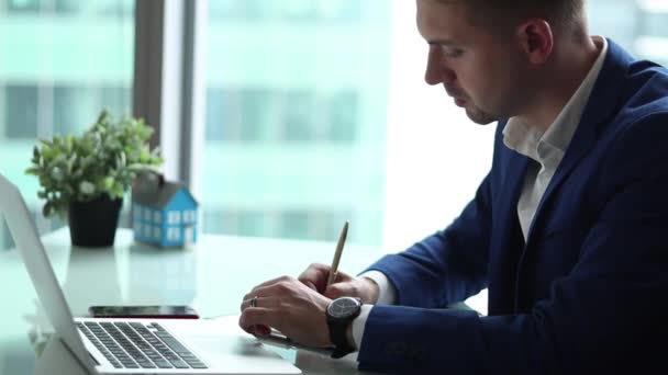 Joven Hombre Negocios Guapo Trabajando Ordenador Sentado Oficina — Vídeo de stock