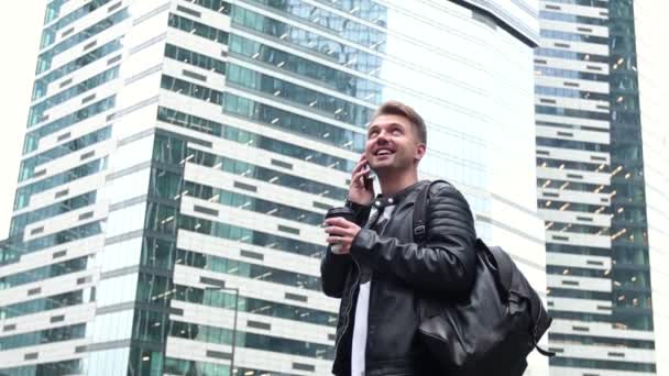 Красивый Молодой Человек Использует Свой Смартфон Улице Рядом Бизнес Центром — стоковое видео