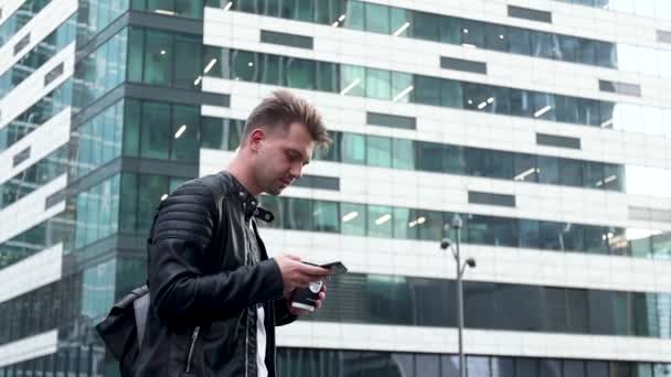 Knappe Jongeman Met Behulp Van Zijn Smartphone Straat Buurt Van — Stockvideo