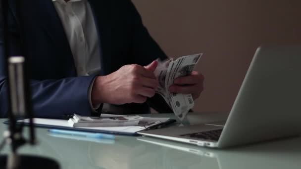 多量の現金お金を数える男性手のクローズ アップ ロシア ルーブル — ストック動画