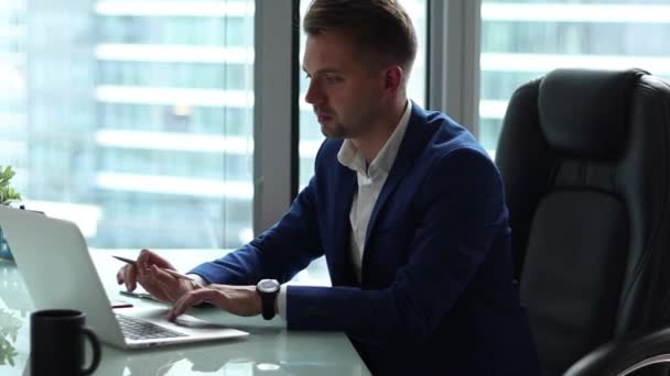 Jovem Empresário Bonito Trabalhando Computador Sentado Seu Escritório — Vídeo de Stock