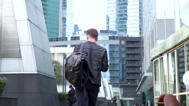 Junger Stylischer Mann Mit Rucksack Der Die Straße Hinunterläuft Geschäftszentrum — Stockvideo