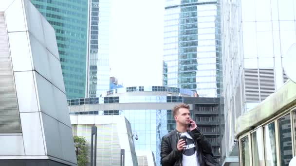 Joven Hombre Elegante Con Una Mochila Caminando Por Calle Centro — Vídeo de stock