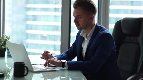 Jeune Homme Affaires Beau Travaillant Ordinateur Assis Dans Son Bureau — Video