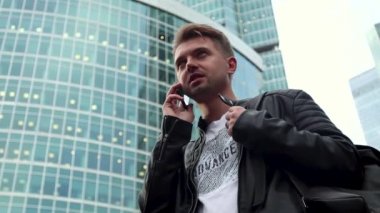 İş Merkezi yakınında sokakta onun smartphone kullanarak yakışıklı genç.