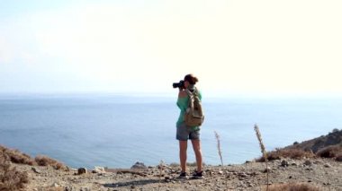 Üstten yatay bir fotoğraf çekici genç kadın profesyonel fotoğrafçı.