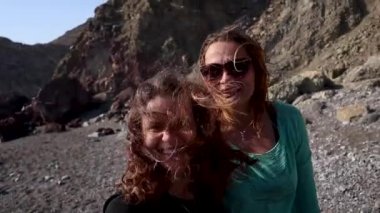 Genç bir lezbiyen çift selfie alarak ve gülümseyen.