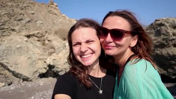 Un jeune couple de lesbiennes prend selfie et sourit . — Video