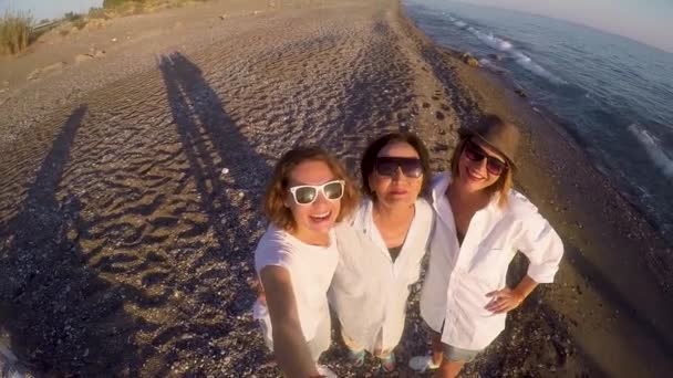 İki yetişkin kızı annesiyle kumsalda bir selfie alıyor. — Stok video