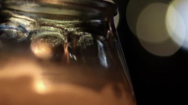 Soyut bir mum bulanıklık ve bokeh ile video.