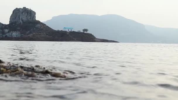 Adanın deniz kenarındaki eski kilisede görünümünü. Günbatımı zamanı. — Stok video