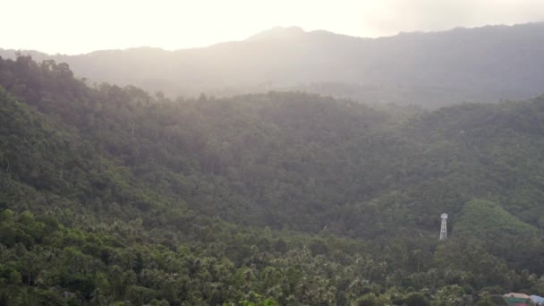 Cinemática, filmación. Vista de las montañas tropicales al atardecer . — Vídeo de stock