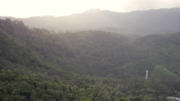 Filmati, filmati. Veduta delle montagne tropicali al tramonto . — Video Stock