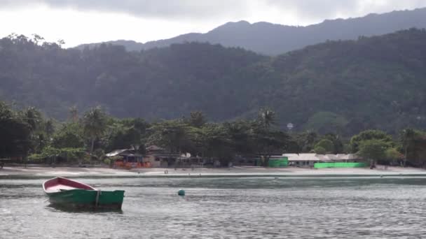 映画のような映像 海での小さな漁船 東南アジア — ストック動画