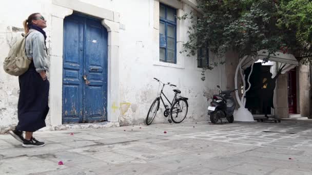 Junge Frau Mit Rucksack Läuft Die Straße Entlang Der Altstadt — Stockvideo