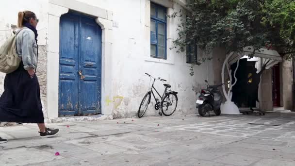 Młoda Kobieta Plecakiem Jest Ulicą Stare Miasto Kos Grecja — Wideo stockowe