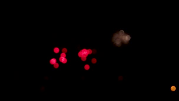 Coloridos fuegos artificiales se convierten en luces bokeh multicolores . — Vídeo de stock