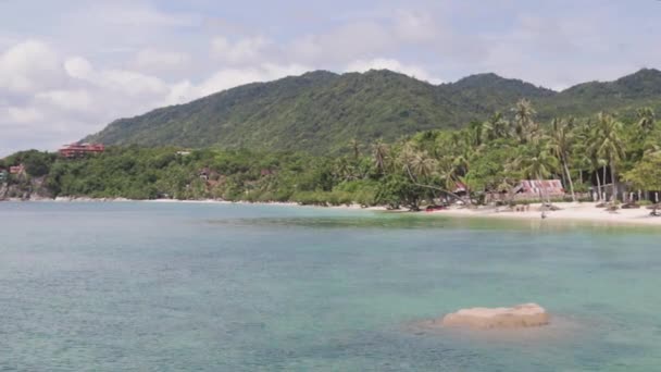 Vedere de la plaja tropicală paradis. O mare calmă într-o zi însorită . — Videoclip de stoc