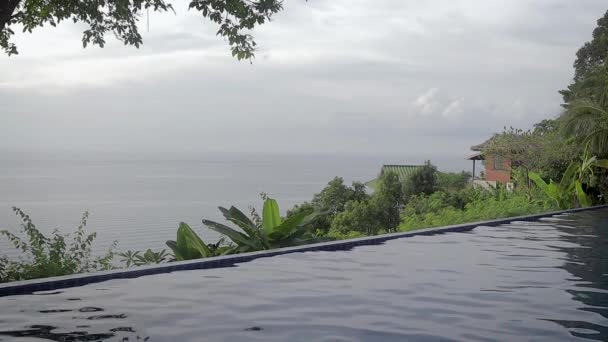 Imágenes Cinematográficas Vista Piscina Infinita Colina Paisaje Marino Fondo — Vídeo de stock