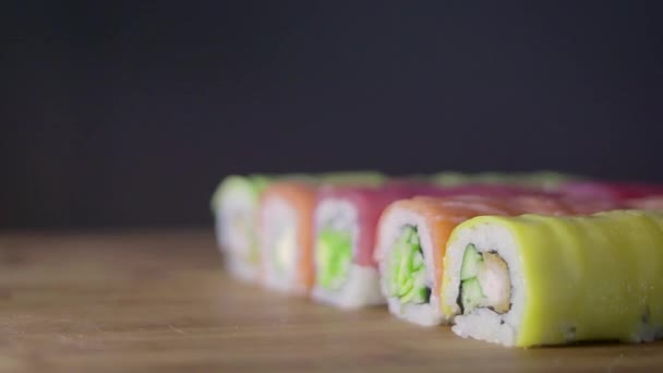 Nahaufnahme bunter frischer Brötchen. Sushi-Set. — Stockvideo