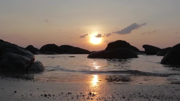 Прекрасний тропічний захід сонця. Невеликі брижі на воді під час заходу сонця . — стокове відео